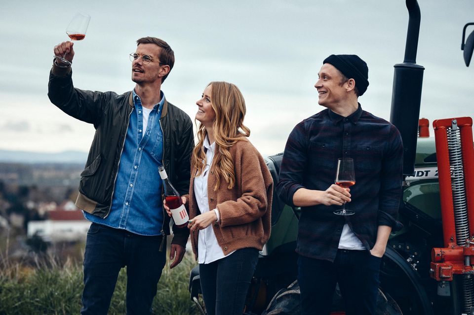 Matthias Schweighöfer, Juliane Eller + Joko: Joko Winterscheidt, Juliane Eller und Matthias Schweighöfer trinken "III Freunde Weine" Joko Winterscheidt, Juliane Eller und Matthias Schweighöfer trinken "III Freunde Weine"