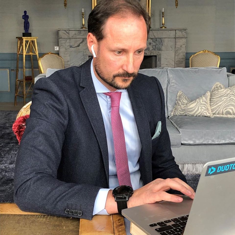 25. März 2020 Aus dem Homeoffice heraus verbindet sich Prinz Haakon per Videokonferenz mit Mitarbeitern des Universitätsklinikums Haukeland und informiert sich über den Status der norwegischen Infektionsfälle und Maßnahmen. 25. März 2020 Aus dem Homeoffice heraus verbindet sich Prinz Haakon per Videokonferenz mit Mitarbeitern des Universitätsklinikums Haukeland und informiert sich über den Status der norwegischen Infektionsfälle und Maßnahmen.