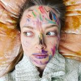 In der Quarantäne wird einem schnell langweilig. Amanda Seyfried weiß ihre Tochter Nina zu beschäftigen und wird mit einem farbenfrohen Make-up belohnt.