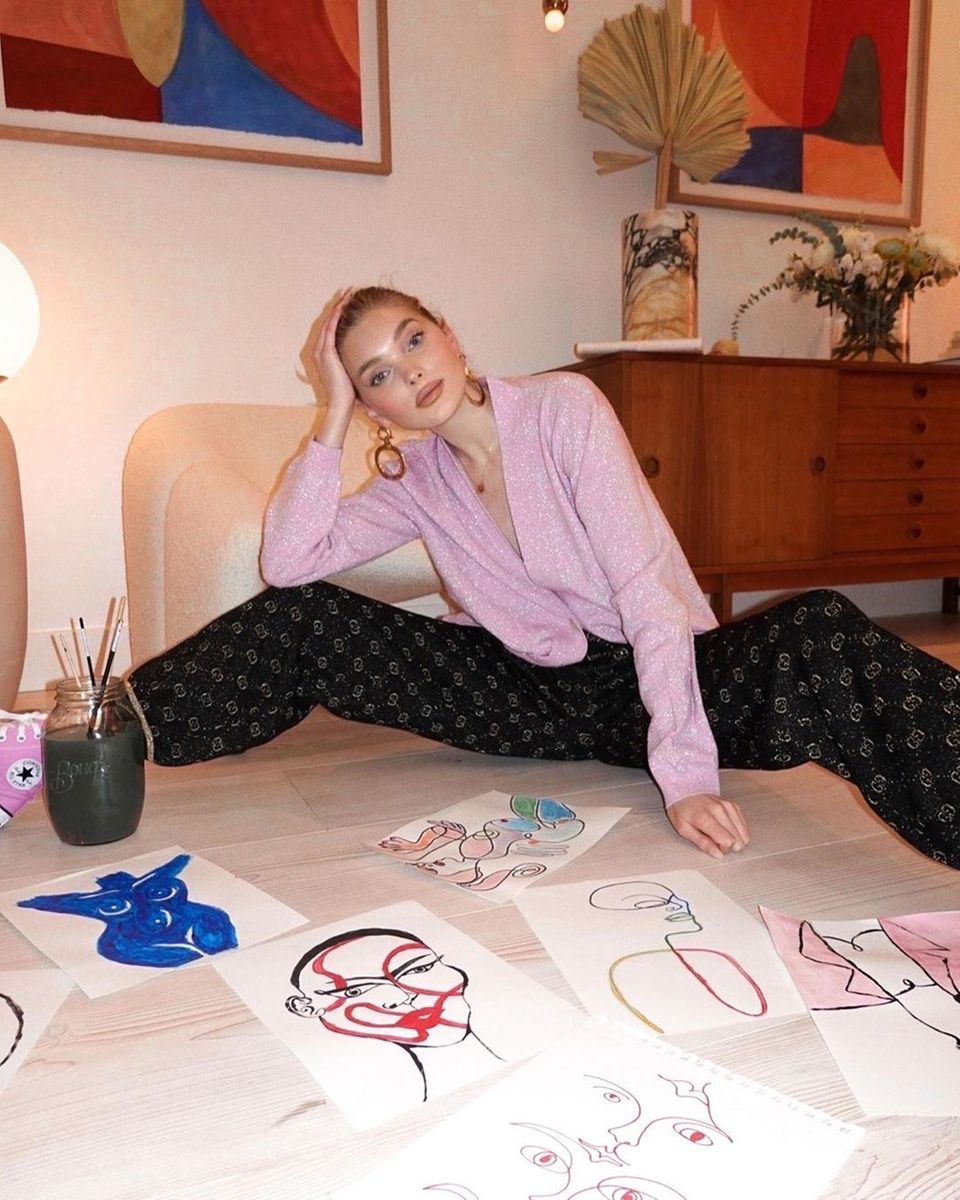 Das schwedische Model Elsa Hosk lässt ihrer künstlerischen Ader freien Lauf. In der Quarantäne hat sie endlich mal wieder Zeit zu malen.