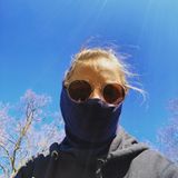 Schauspielerin Jasna Fritzi Bauer betitelt sich selbst auf Instagram als "Die maskierte Spaziergängerin". Auch sie ruft dazu auf, unbedingt eine Maske zu tragen oder zu Hause zu bleiben.