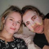 Schauspielerin Kristen Bell und ihr Ehemann Dax Shepard finden den Tag öde. Im Partnerlook gönnen sie sich eine Feuchtigkeitsmaske.