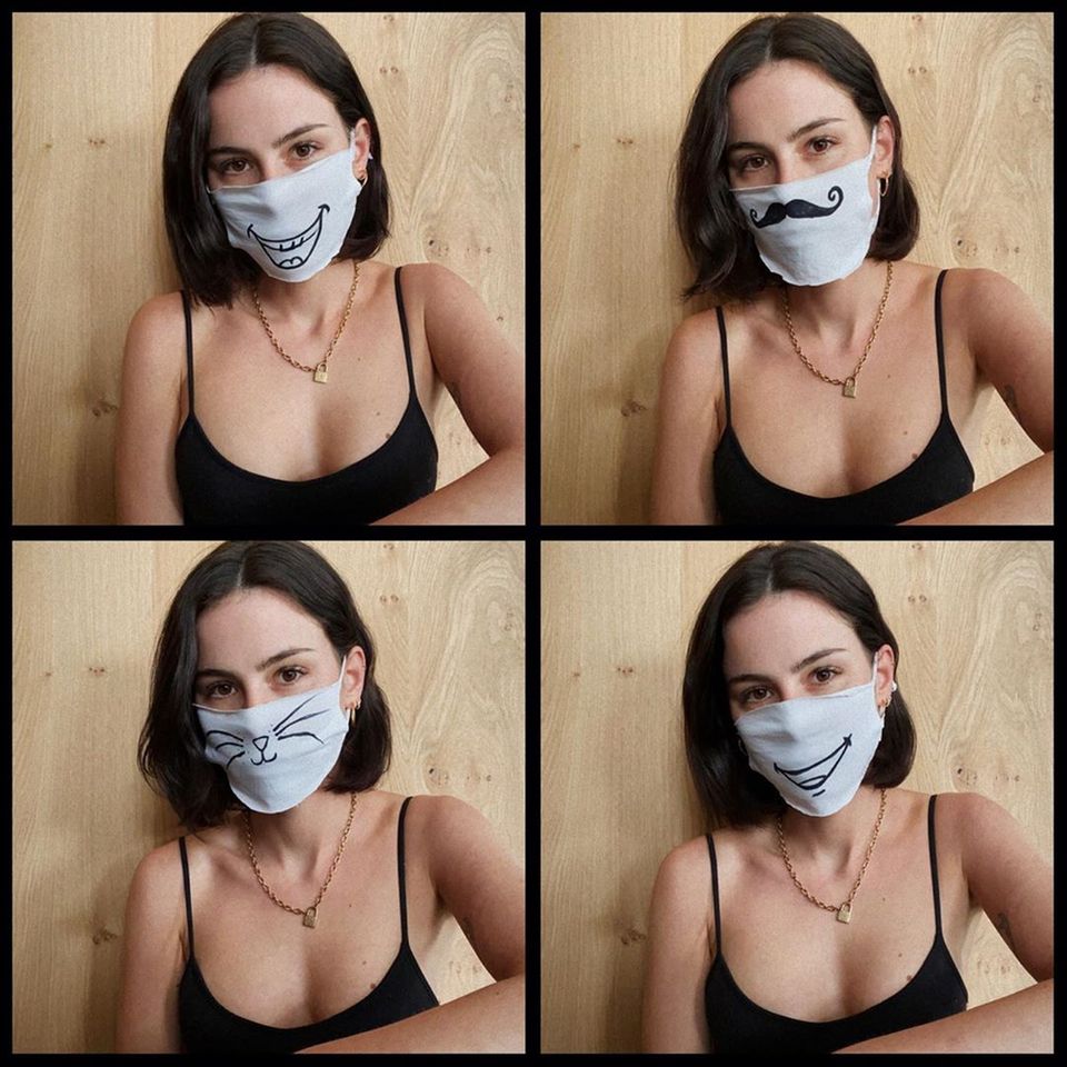 Lena Meyer-Landrut ruft eindringlich dazu auf, Masken zu tragen: "Die professionellen medizinischen Masken sind momentan knapp und wir wollen sie dem medizinischen Personal auf keinen Fall wegnehmen! Aber du kannst dir eine wirkungsvolle Maske zu Hause selber basteln. Aus alten T-Shirts, Küchenhandtüchern, Küchenpapier oder sogar Staubsaugerbeuteln. Echt, kein Witz! Maske auf!" schreibt sie auf Instagram.