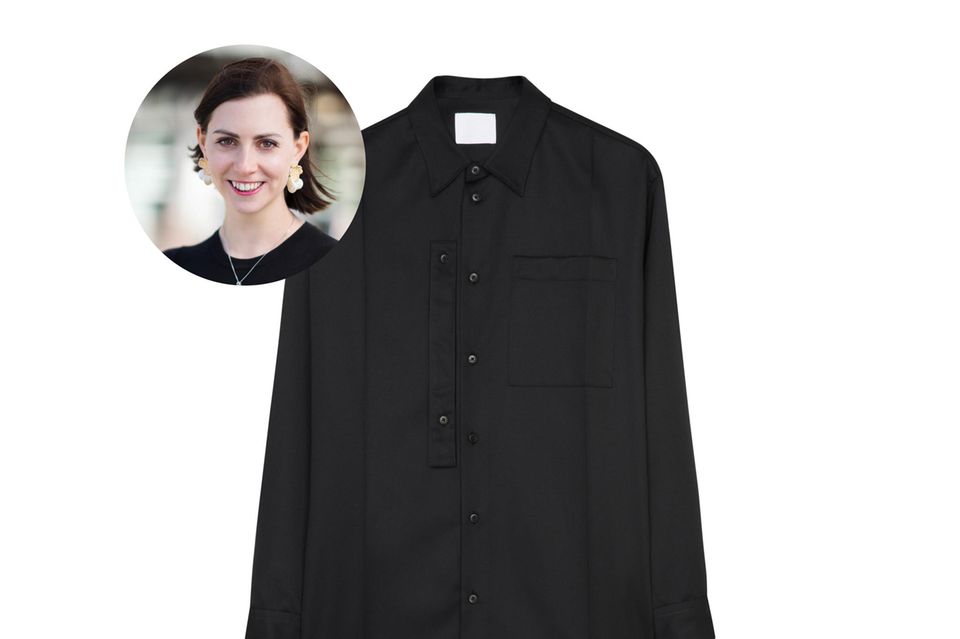 Must-haves: Redakteurin Kathrin liebt Blusen in allen Farben und Formen. Das schwarze Modell aus Wolle ist durch seinen zeitlos-lässigen Schnitt eine tolle Ergänzung für den Kleiderschrank. Redakteurin Kathrin liebt Blusen in allen Farben und Formen. Das schwarze Modell aus Wolle ist durch seinen zeitlos-lässigen Schnitt eine tolle Ergänzung für den Kleiderschrank.