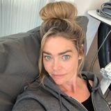 Denise Richards ungeschminkt zu Hause
