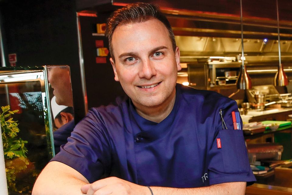 Gourmet: Tim Raue. Gäste von TUI Cruises können in vier "Hanami"- Restaurants an Bord der "Mein Schiff"-Flotte die asiatische Fusionsküche des Berliner Spitzenkochs genießen. Als kulinarischer Berater geht er mit seinen Küchenchefs auch mehrmals pro Jahr persönlich zum Qualitätscheck auf jedes Schiff. (tuicruises.com) Tim Raue. Gäste von TUI Cruises können in vier "Hanami"- Restaurants an Bord der "Mein Schiff"-Flotte die asiatische Fusionsküche des Berliner Spitzenkochs genießen. Als kulinarischer Berater geht er mit seinen Küchenchefs auch mehrmals pro Jahr persönlich zum Qualitätscheck auf jedes Schiff. (tuicruises.com)