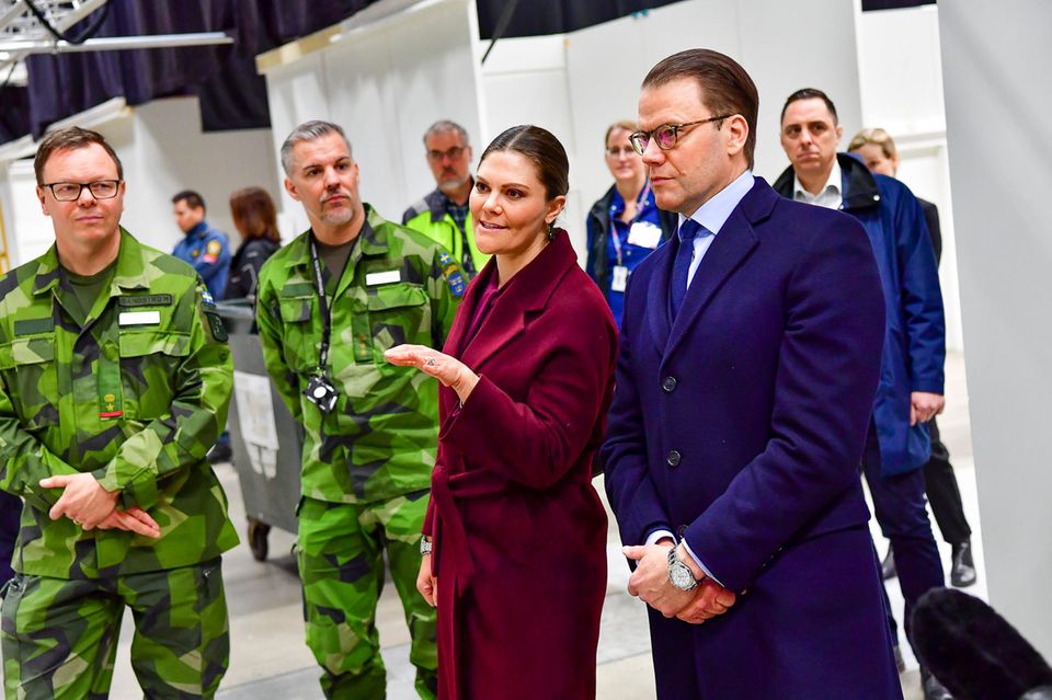 26. März 2020 Prinzessin Victoria und Prinz Daniel verlassen ihr Homeoffice für zwei wichtige Termine, die vorher geheim gehalten wurden. Ihr erster Termin führt sie zum Stockholmer Messegelände. Dort danken sie allen Mitarbeitern der Verteidigungskräfte, die Tag und Nacht daran arbeiten, das Feldkrankenhaus aufzubauen, das ab 30. März in Betrieb sein wird. 26. März 2020 Prinzessin Victoria und Prinz Daniel verlassen ihr Homeoffice für zwei wichtige Termine, die vorher geheim gehalten wurden. Ihr erster Termin führt sie zum Stockholmer Messegelände. Dort danken sie allen Mitarbeitern der Verteidigungskräfte, die Tag und Nacht daran arbeiten, das Feldkrankenhaus aufzubauen, das ab 30. März in Betrieb sein wird.