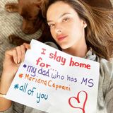 Model Alessandra Ambrosio schließt sich der Kampagne #StayHomeFor an. Sie bleibt zu Hause für ihren Vater, der an Multipler Sklerose erkrankt ist sowie für ihre beste Freundin und Ärztin Mariana Capoani.