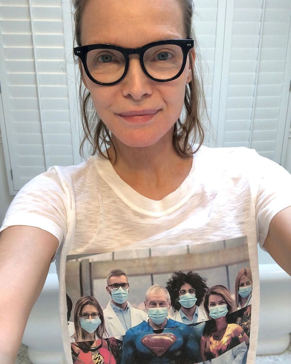 Mit einem bedruckten T-Shirt dankt Michelle Pfeiffer dem Pflegepersonal und allen Ärzten, die sich aufopfernd um die Versorgung Corona-Infizierter kümmern. So viele Menschen wie möglich sollen es ihr gleich tun und mit einem T-Shirt ein Statement abgeben.
