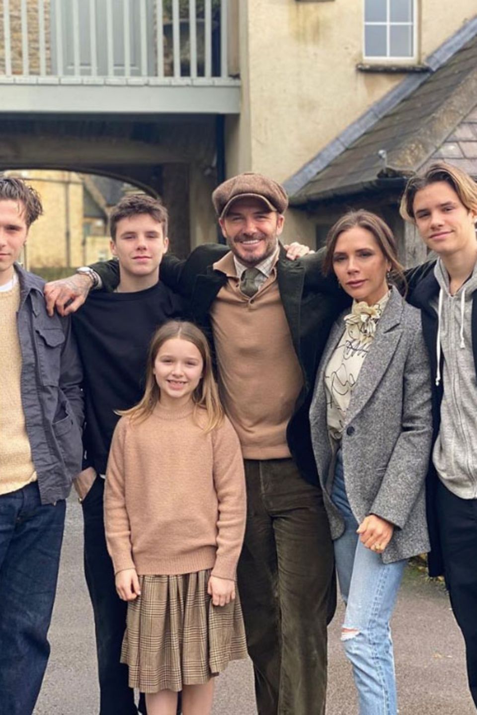 Heute steht der älteste Sohn der Beckhams selbst im Rampenlicht. Brooklyn zierte bereits das Cover der "Miss Vogue" und shootete als Fotograf eine Kampagne für Burberry. Auch seine Brüder Romeo und Cruz sind inzwischen zu echten "Kerlen" herangewachsen. Und Harper ist mittlerweile ein großes Mädchen, das für ihre Familie jedoch wohl für immer das Nesthäkchen bleiben wird. Heute steht der älteste Sohn der Beckhams selbst im Rampenlicht. Brooklyn zierte bereits das Cover der "Miss Vogue" und shootete als Fotograf eine Kampagne für Burberry. Auch seine Brüder Romeo und Cruz sind inzwischen zu echten "Kerlen" herangewachsen. Und Harper ist mittlerweile ein großes Mädchen, das für ihre Familie jedoch wohl für immer das Nesthäkchen bleiben wird.