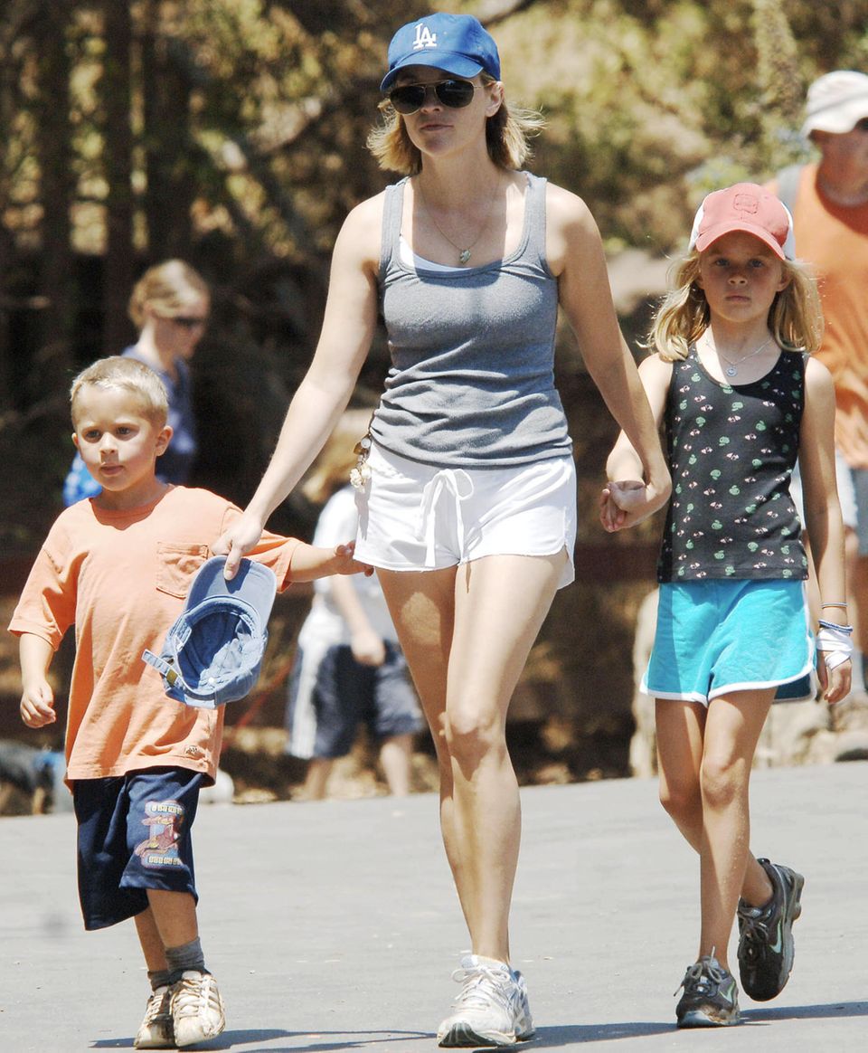 Schauspielerin Reese Witherspoon bringt 1999 ihre Tochter Ava zur Welt, 2003 folgt dann Sohn Deacon. Fünf Jahre später nimmt die Ehe mit dem Vater ihrer beiden Kinder, Ryan Phillippe, jedoch ein jähes Ende.