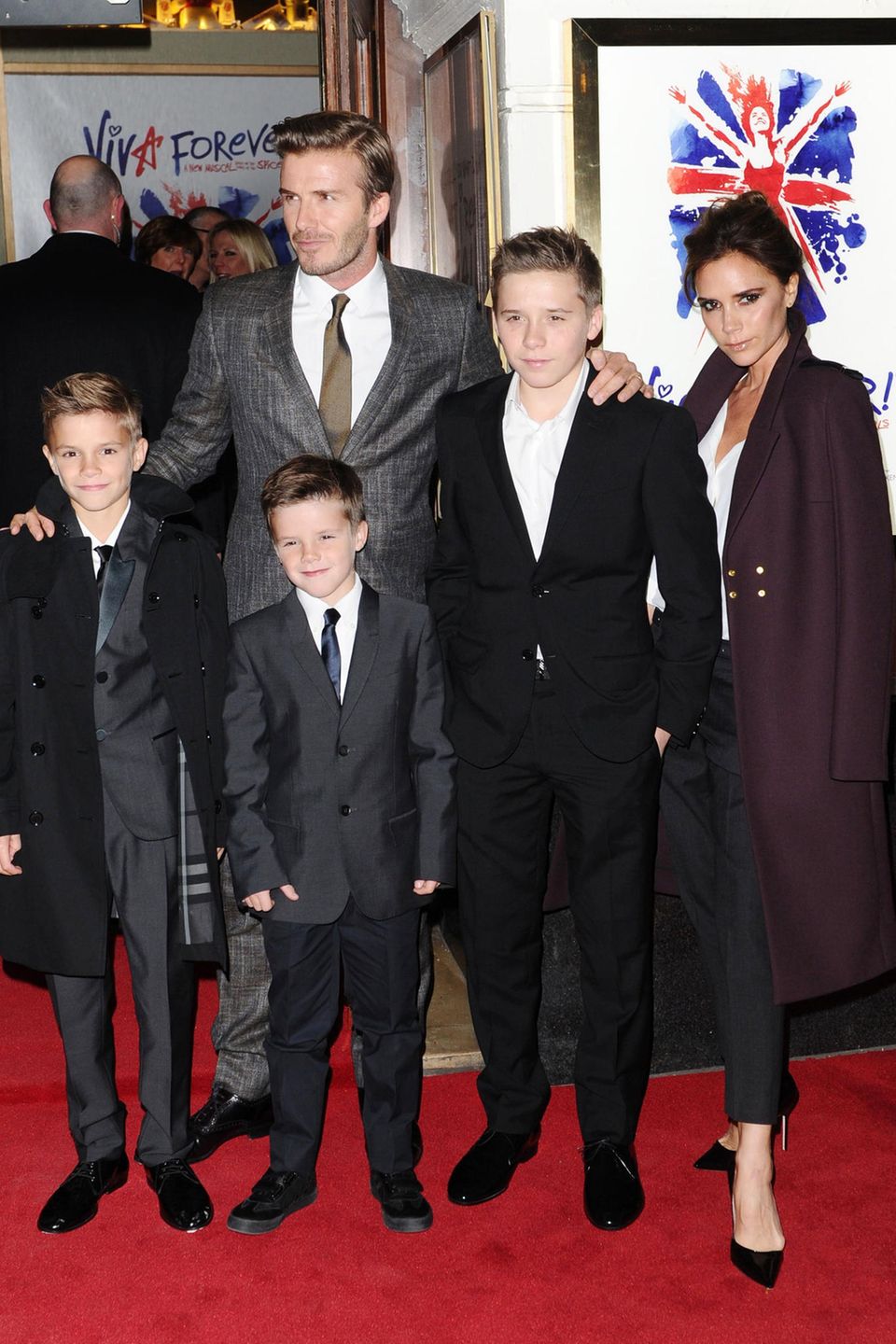 Das Glamour-Paar David und Victoria Beckham ist seit 1999 verheiratet. Mit ihren drei Söhnen, die 1999, 2002 und 2005 geboren werden, herrscht lange ein deutlicher Männerüberschuss in der Familie.