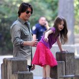 2006 kommt Suri Cruise als Tochter von Tom Cruise und Katie Holmes zur Welt. Unter den Augen der Öffentlichkeit wächst das süße Mädchen heran, das schon früh mit ihren modischen Outfits für Aufsehen sorgt.