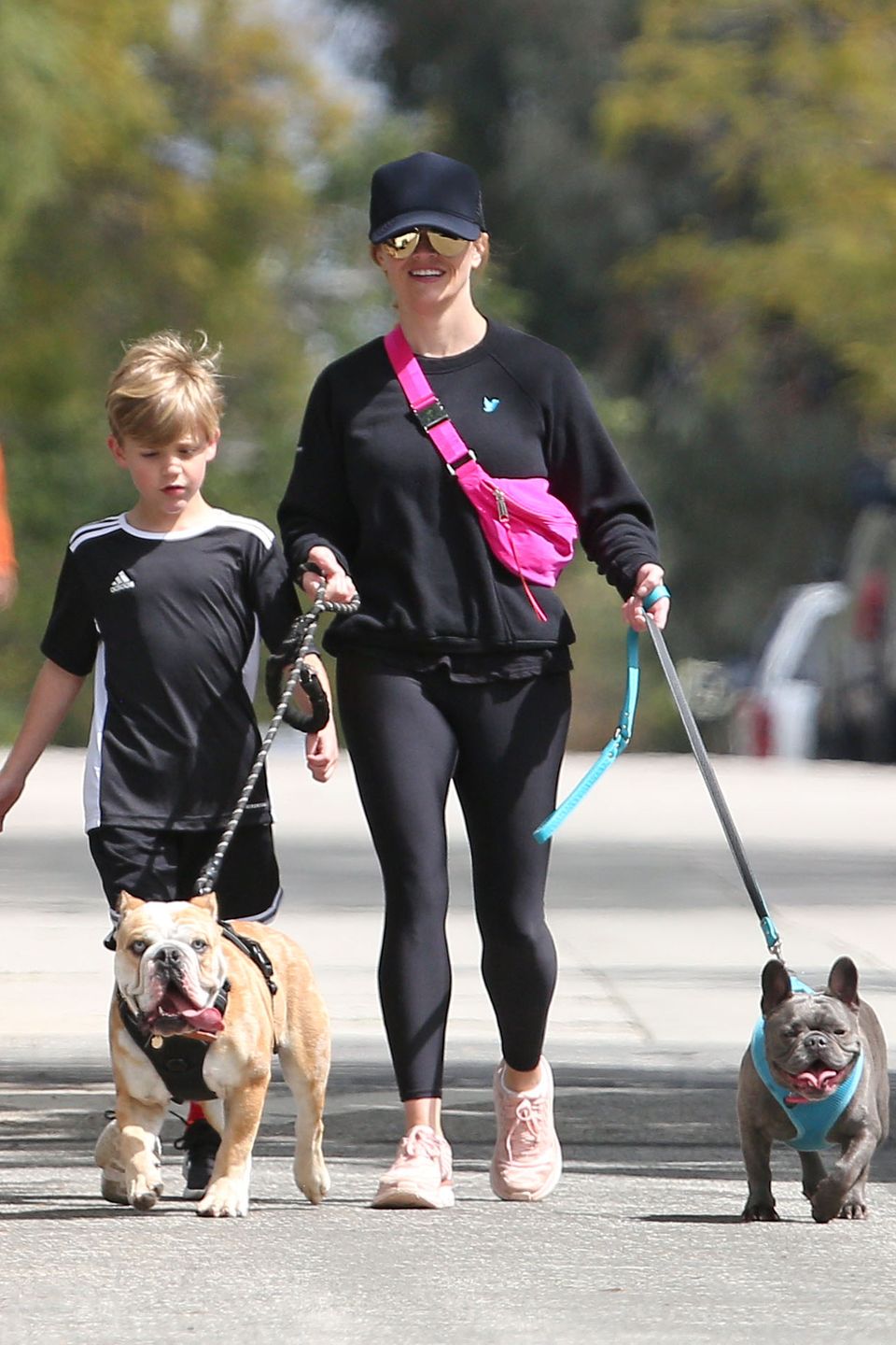 24. März 2020  Reese Witherspoon und Sohn Tennessee nehmen sich eine Auszeit von der häuslichen Quarantäne. Mit den beiden französischen Bulldoggen machen sie einen Spaziergang an der frischen Luft