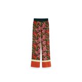 Sie mögen es gerne bequem, möchten aber nicht zur klassischen Jogginghose greifen? Diese kunterbunte Hose von Scotch & Soda sieht nicht nur gut aus, sie ist auch super bequem. Ca. 110 Euro.