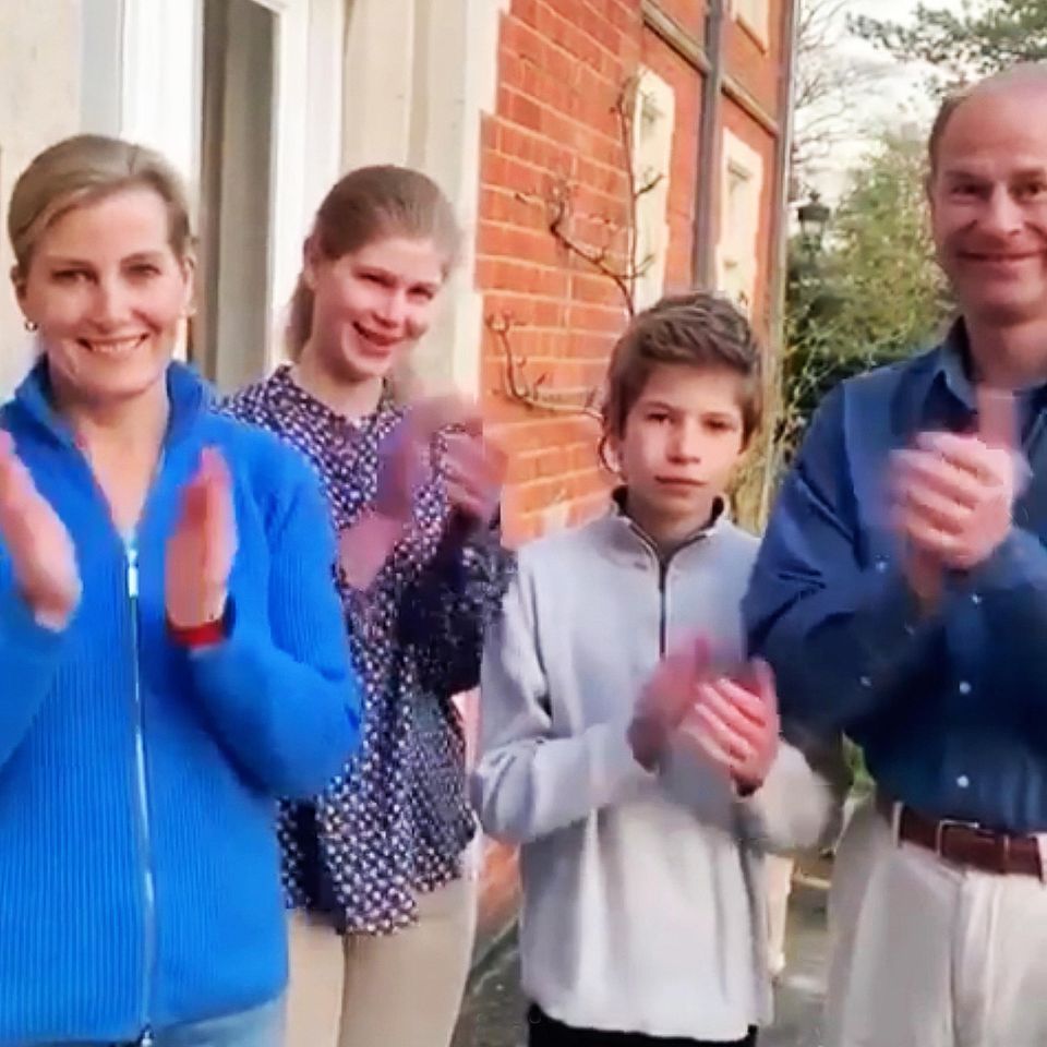 26. März 2020 In der schweren Coronakrise will der jüngste Sohn der Queen, Prinz Edward, mit seiner Familie Gräfin Sophie von Wessex, Lady Louise und James, Viscount von Severn ein Zeichen setzen. In einem kurzen Video bedankt er sich bei allen Menschen, die sich in diesen Zeiten in vorderster Linie um Infizierte des Virus kümmern und damit auch ihre Gesundheit riskieren. 26. März 2020 In der schweren Coronakrise will der jüngste Sohn der Queen, Prinz Edward, mit seiner Familie Gräfin Sophie von Wessex, Lady Louise und James, Viscount von Severn ein Zeichen setzen. In einem kurzen Video bedankt er sich bei allen Menschen, die sich in diesen Zeiten in vorderster Linie um Infizierte des Virus kümmern und damit auch ihre Gesundheit riskieren.