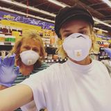 Einkaufen? Aber sicher! Diane Kruger und ihre Mutter Maria-Theresa arbeiten ihren Einkaufzettel mit Schutzmasken und Gummihandschuhen ab.