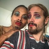 Zoe Saldana und ihr Mann Marco Perego probieren neue Make-up-Varianten aus