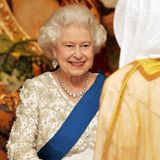 Während ihres Staatsbesuchs in Abu Dhabi trägt die Queen eine funkelnde Diamanten-Kette, das sogenannte "The Queen's Diamond Collet Necklace". 