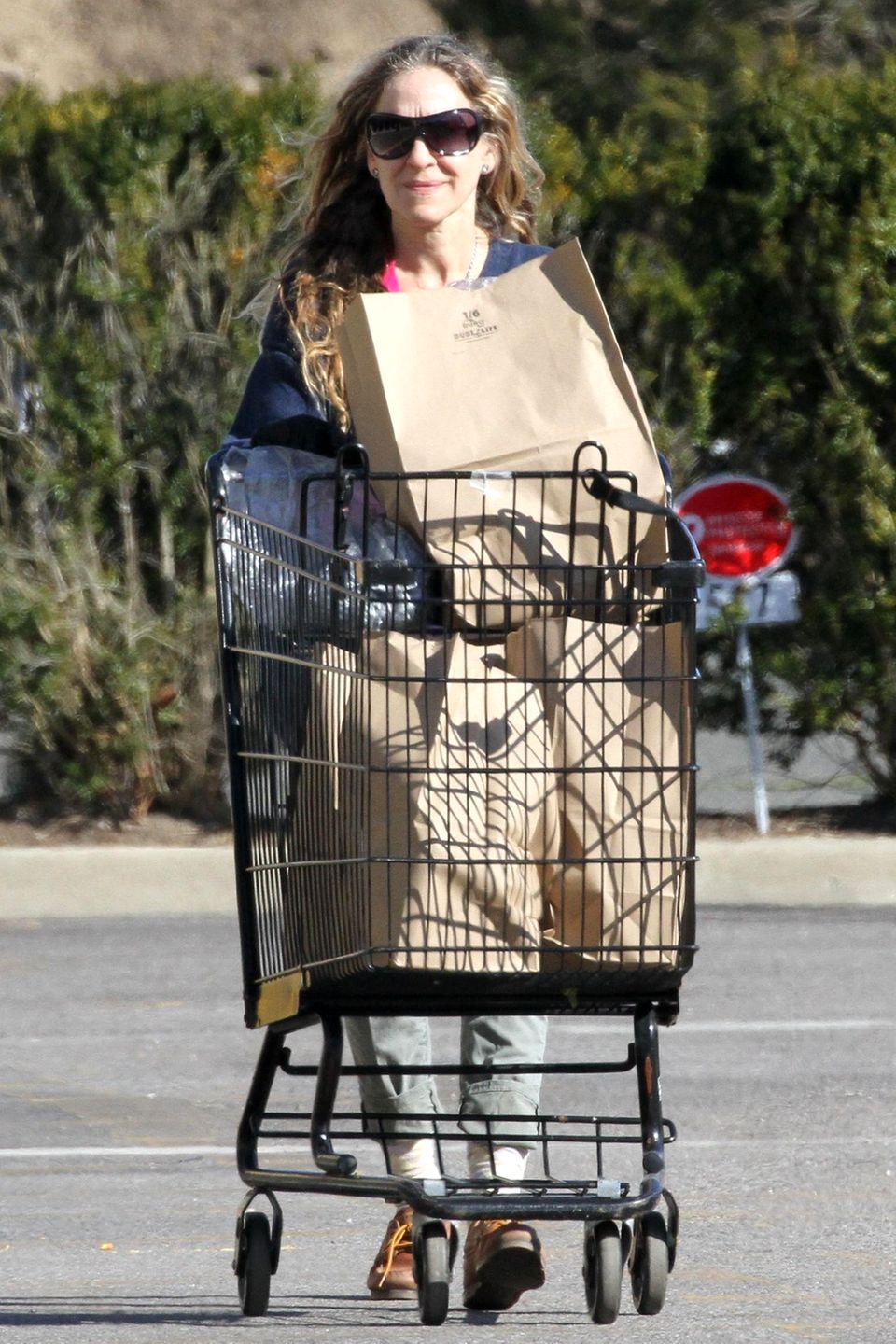 Allein auf weiter Flur: Sarah Jessica Parker hat sich mit ihrer Familie in die Hamptons zurückgezogen und erledigt vor Ort die nötigsten Einkäufe. Ziemlich entspannt schiebt die Schauspielerin ihre Einkäufe über den menschenleeren Parkplatz und hat dabei sogar noch ein Lächeln für den Paparazzo übrig.