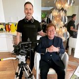 Wie viele andere Künstler beteiligt sich auch Elton John an den Wohnzimmer-Konzerten, um für das "Feeding America"-Netzwerk Spenden zu sammeln. Mit Ehemann David Furnish bereitet er sich auf die Übertragung vor. "Feeding America" macht es sich zur Aufgabe, hungernde Menschen im ganzen Land mit Nahrungsmitteln zu unterstützen.