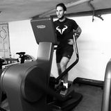 Gut, dass es im Keller ein Fitnessstudio gibt. Tennis-Ass Rafael Nadal bleibt aktiv und trainiert für die Zeit nach der Coronakrise.