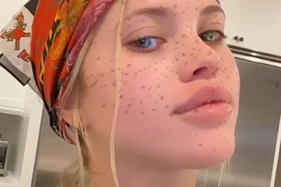 Chrissy Teigen, Sofia Richie & Co.: Sofia Richie versteckt ihren Haar-Ansatz mithilfe eines Tuchs. Sofia Richie versteckt ihren Haar-Ansatz mithilfe eines Tuchs.