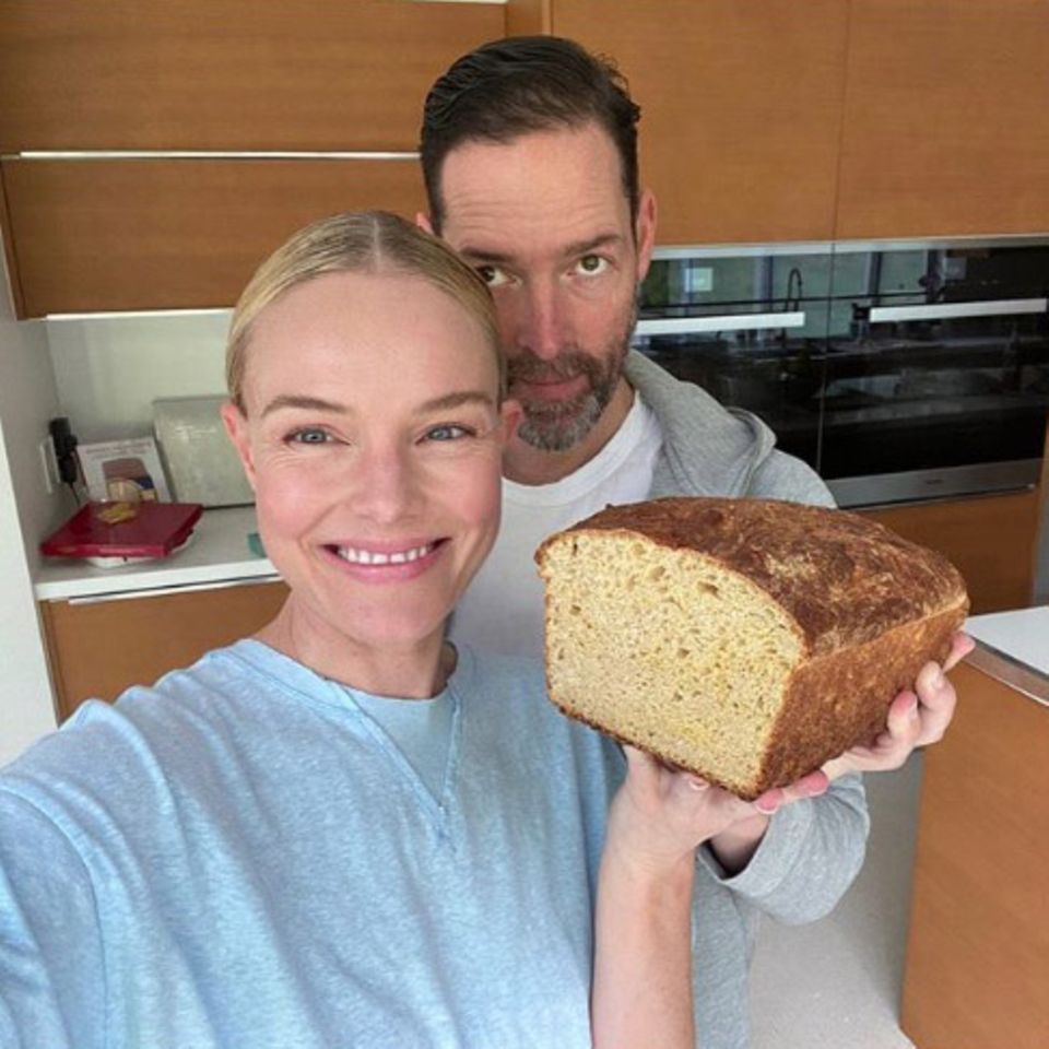 Kate Bosworth und Ehemann Michael halten ein Prachtexemplar ihres selbst gebackenen Bauernbrots in die Kamera. Und das Beste: Per Live-Video auf Instagram zeigen sie ihren Fans, wie's geht.