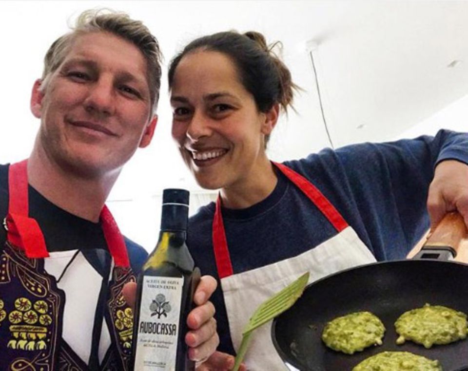 Bastian Schweinsteiger beschreibt das Kochen mit Ehefrau Ana Ivanović als einen der "schönsten Nebeneffekte vom Zuhausebleiben". Und das glaubt man dem Fußballstar bei diesem glücklichen Pärchen-Selfie aus der Küche sofort.
