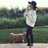 Miranda Kerr ist die Einhaltung der Quarantäne wichtig. Lässig posiert sie auf ihrer Terrasse mit einer Tasse Kaffee, gibt aber auf Instagram zu, dass sie ein schlechtes Gewissen plagt. Der Grund dafür ist,  dass sie es als Luxus empfindet, zu Hause bleiben zu können, während es anderen nicht möglich ist, weil sie sich um unser aller Wohl und Sicherheit kümmern. 