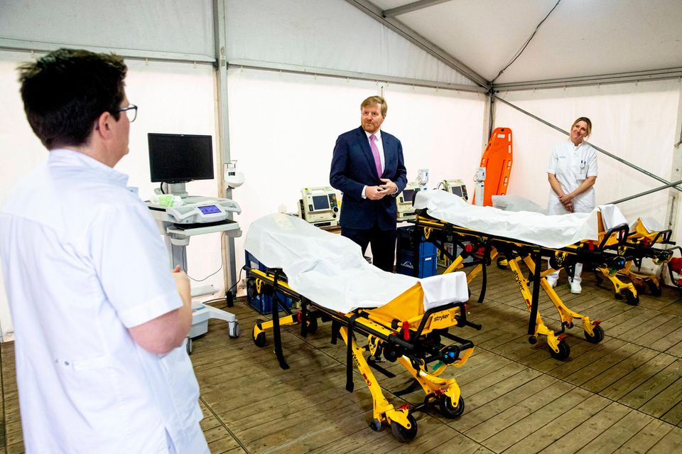 27. März 2020 Derweil informiert sich König Willem-Alexander beim Besuch des Isala-Krankenhaus in Zwolle über den Kampf gegen das Coronavirus und den Stand der vorbereiteten provisorischen Klinikbetten. 27. März 2020 Derweil informiert sich König Willem-Alexander beim Besuch des Isala-Krankenhaus in Zwolle über den Kampf gegen das Coronavirus und den Stand der vorbereiteten provisorischen Klinikbetten.