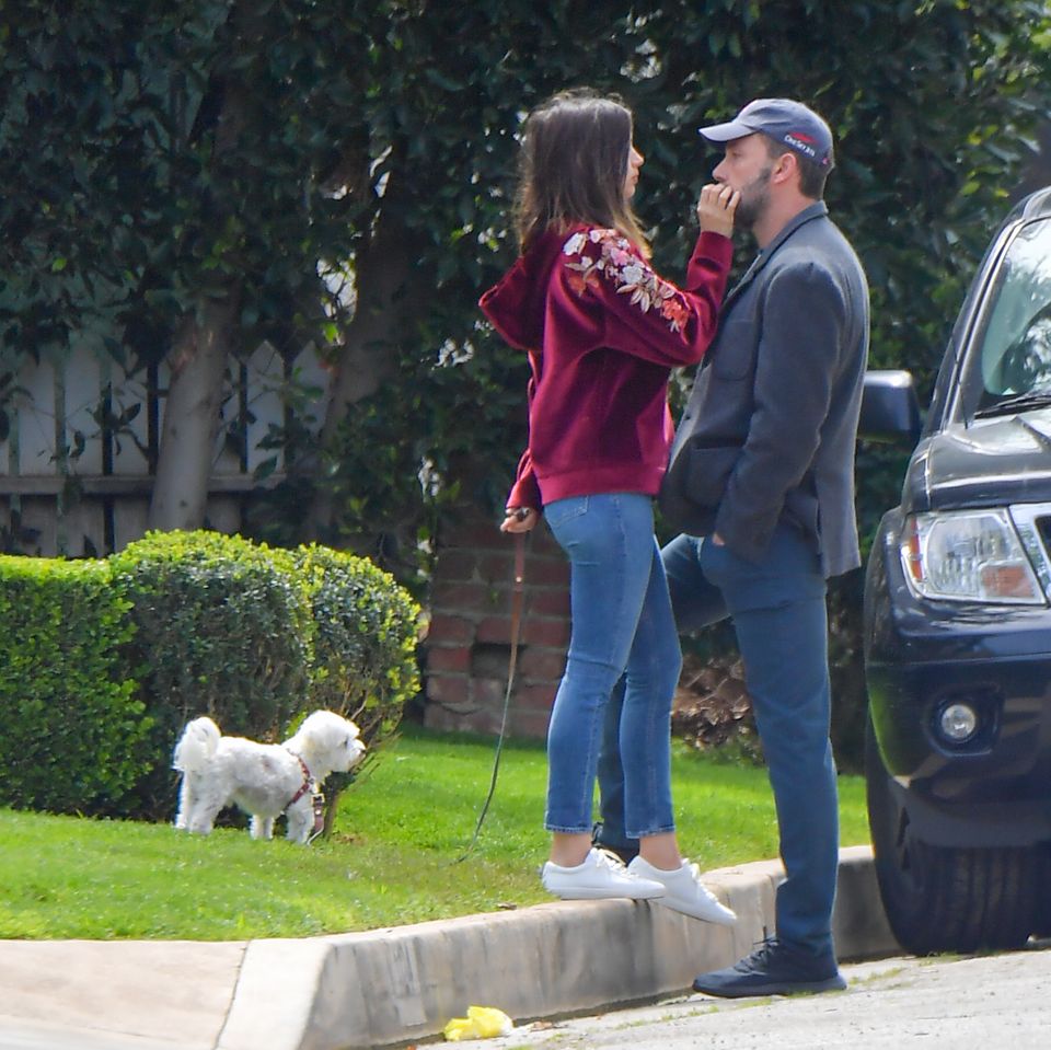 Die frisch verliebten Turteltauben Ana de Armas und Ben Affleck trennen ganze 24 Zentimeter. Mit seinen 1,92 Metern Körpergröße legt Ben gut vor, da kann Ana mit 1,68 Metern nicht mithalten. Clevererweise gleich sie den Unterschied mithilfe einer erhöhten Bordsteinkante aus und schon sind die beiden wieder auf Augenhöhe.