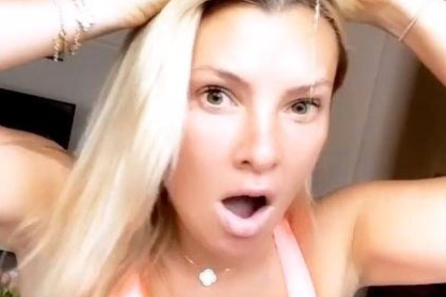 Evelyn Burdecki: Upps, das ging wohl daneben! Evelyn Burdecki hält ihren Beauty-Fail auf Instagram fest. Upps, das ging wohl daneben! Evelyn Burdecki hält ihren Beauty-Fail auf Instagram fest.