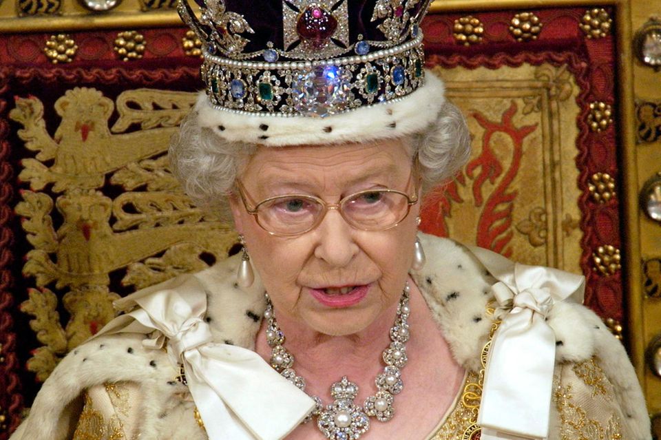Queen Elizabeth II mit der Imperial State Crown, in die vorne der riesige Cullinan II eingelassen ist