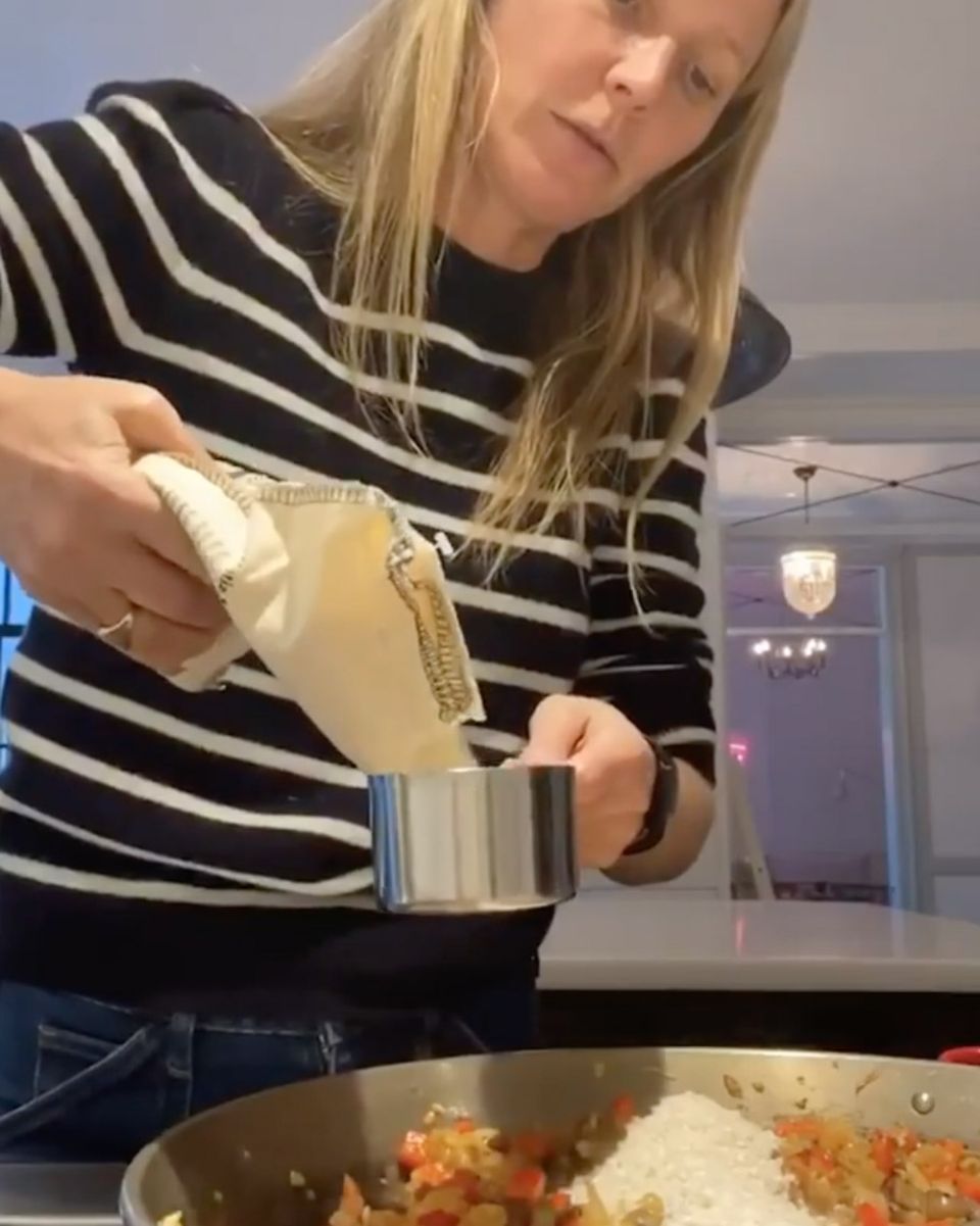 In ihrem Instagram-Video zeigt uns Gwyneth Paltrow, wie sie eine vegetarische Paella zubereitet. Lecker! In ihrem Instagram-Video zeigt uns Gwyneth Paltrow, wie sie eine vegetarische Paella zubereitet. Lecker!