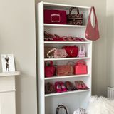 Eine Designertasche neben der anderen - und das alles in einem Farbschema: Pink. Top-Influencerin Leonie Hanne hat eine Designertaschen-Sammlung von mehreren tausend Euro, da kann jede Luxus-Boutique einpacken.