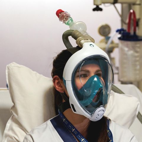 Die Tauchermaske von Decathlon kann mit Hilfe einfacher Handgriffe zu einer Maske umfunktioniert werden, die zur Beatmung von Coronapatienten verwendet werden kann. 