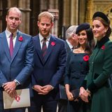 11. November 2018  Kate und Meghan lächeln, als sie mit einem Gottesdienst in der Westminster Abbey das Ende des Ersten Weltkrieges feiern. Das Vereinigte Königreich ist unterdessen in Aufruhr: Seit zwei Wochen brodelt die Gerüchteküche, dass Harry und Meghan den Kensington Palast, in dem auch Kate und William wohnen, verlassen werden. 
