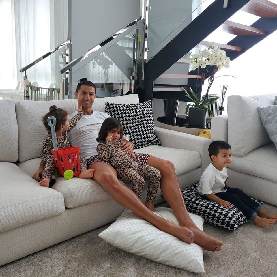 Für Ausnahme-Fußballer Cristiano Ronaldo bietet die Krise die Möglichkeit zur Rückbesinnung. Auf Instagram schreibt er: "Lasst uns dankbar sein für die Dinge, die wichtig sind - unsere Gesundheit, unsere Familie, unsere Liebsten."