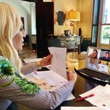 Für Modeschöpferin Donatella Versace konferiert regelmäßig mit ihrem Team per Video. Sie freut sich jeden Tag darauf, und zwar "nicht nur wegen der Arbeit, sondern auch, um mit jemandem zu reden und zu lachen. Das ist genau so wichtig", wie sie auf Instagram beteuert.