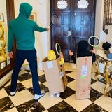 Tennis-Ass Novak Đoković hält mit seinen Kindern Tara und Stefan die Stellung. Das familiäre Heim wird mit Tennisschlägern verteidigt und für die Kleinen gibt es einen kreativen Schutzpanzer.