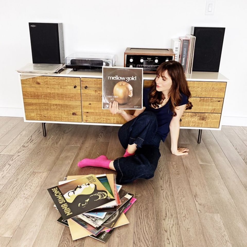 Für jeden Tag dieser Quarantäne-Woche sucht Zooey Deschanel eine LP zum Dinner heraus. Die Schauspielerin und Sängerin nutzt dafür ihren Plattenspieler und hört die Musik ganz old-school-mäßig analog 