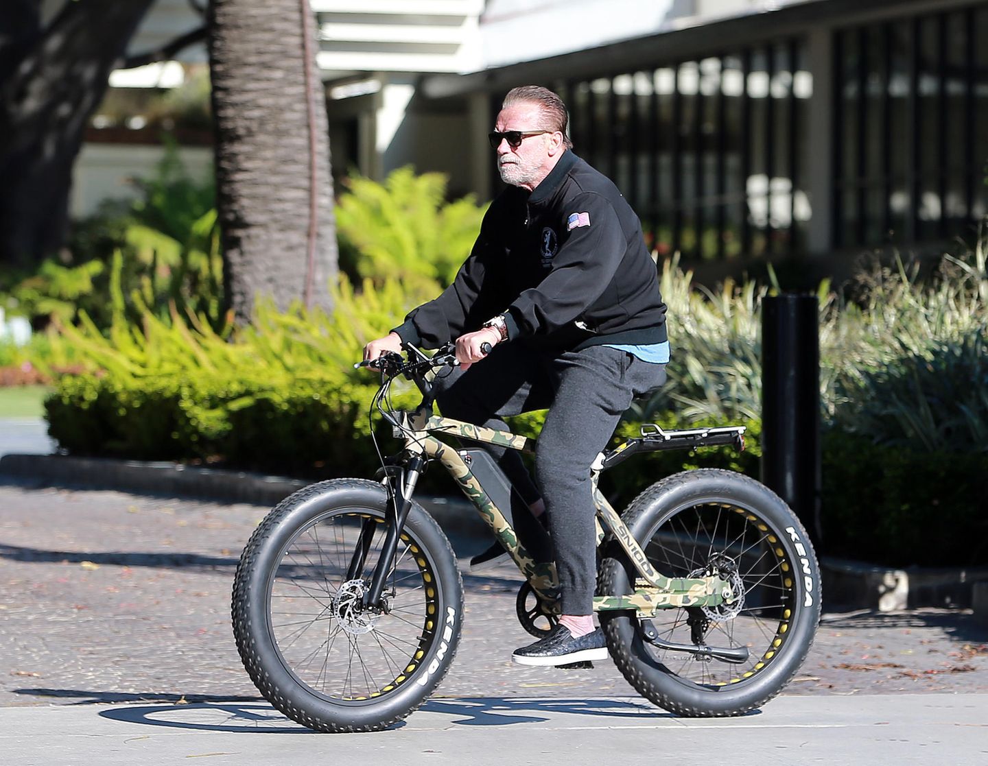 Arnold Schwarzenegger macht mit seinem Elektro-Bike die Straßen von Santa Monica unsicher. Pikantes Detail: Am selben Tag fordert seine Tochter Katherine den Bürgermeister von L.A. auf, die lokalen Wochenmärkte zu schließen, um "Social Distancing" verstärkt durchzusetzen.