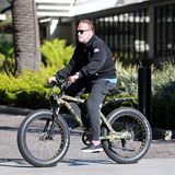 Arnold Schwarzenegger macht mit seinem Elektro-Bike die Straßen von Santa Monica unsicher. Pikantes Detail: Am selben Tag fordert seine Tochter Katherine den Bürgermeister von L.A. auf, die lokalen Wochenmärkte zu schließen, um "Social Distancing" verstärkt durchzusetzen.