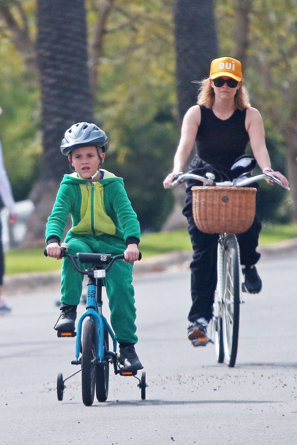 Mit Argusaugen überwacht Reese Witherspoon die Fahrversuche ihres Sohnes Tennessee Toth in Los Angeles. Hoch konzentriert radelt Tennessee mit seinem Kinderfahrrad seiner Mama fast davon. Noch braucht er dafür die Stützräder, aber vielleicht ja nicht mehr lange.