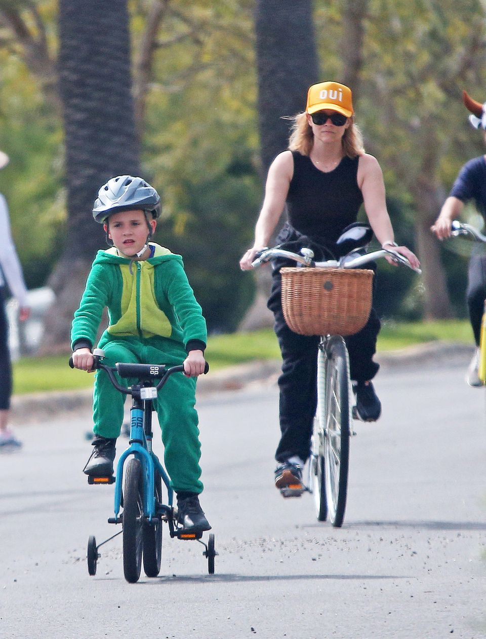 Mit Argusaugen überwacht Reese Witherspoon die Fahrversuche ihres Sohnes Tennessee Toth in Los Angeles. Hoch konzentriert radelt Tennessee mit seinem Kinderfahrrad seiner Mama fast davon. Noch braucht er dafür die Stützräder, aber vielleicht ja nicht mehr lange. Mit Argusaugen überwacht Reese Witherspoon die Fahrversuche ihres Sohnes Tennessee Toth in Los Angeles. Hoch konzentriert radelt Tennessee mit seinem Kinderfahrrad seiner Mama fast davon. Noch braucht er dafür die Stützräder, aber vielleicht ja nicht mehr lange.