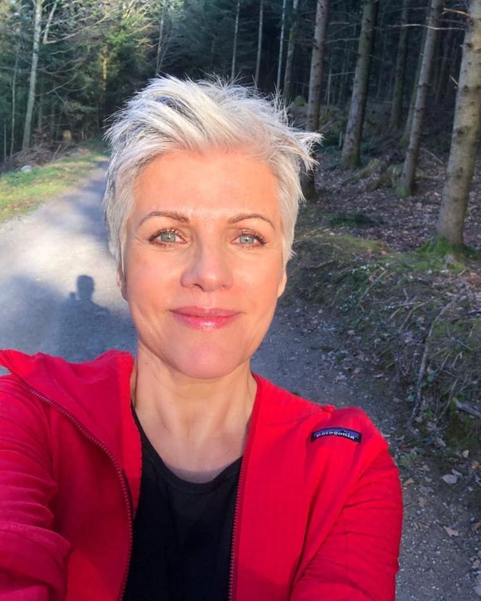 Eine andere Möglichkeit, die Zeit gut zu überstehen, schlägt Birgit Schrowange auf ihrem Instagram-Account vor: "Ihr Lieben, um den Kopf frei zu bekommen mache ich am liebsten jeden Tag einen Waldspaziergang. Die Natur tut mir einfach gut. Wir alle brauchen schöne Momente, gerade jetzt in diesen schwierigen Zeiten."