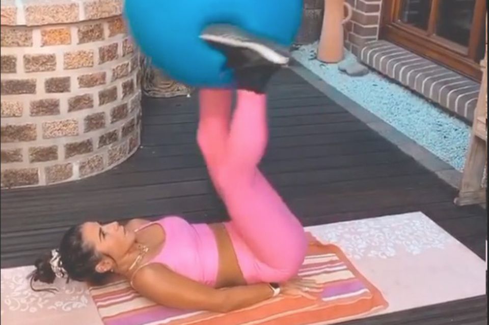 Sarah Lombardi: Bauchmuskelübung mit Gymnastikball Sarah Lombardi: Bauchmuskelübung mit Gymnastikball