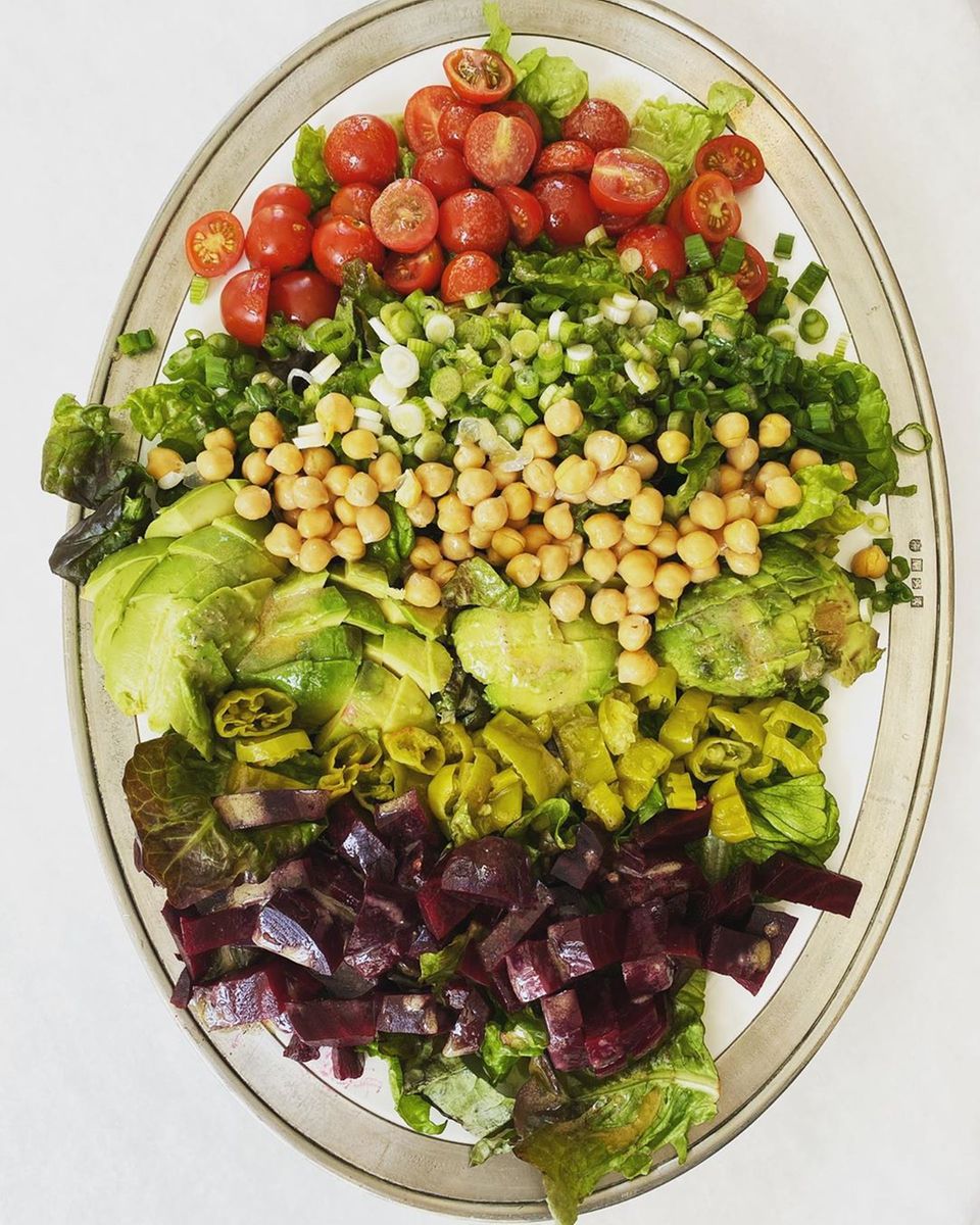 Gwyneth Paltrow setzt diesen Salat als Gegenmittel zu digitalem Informationsüberfluss ein. "Gegenmittel zu Zoom/Slack/Teams/Highfive-Zeit... den ganzen Kram klein schneiden und verdrücken. 10 Minuten schneiden und jede Menge Zeug aus dem Kühlschrank verbraucht", klärt sie auf Instagram auf. Gwyneth Paltrow setzt diesen Salat als Gegenmittel zu digitalem Informationsüberfluss ein. "Gegenmittel zu Zoom/Slack/Teams/Highfive-Zeit... den ganzen Kram klein schneiden und verdrücken. 10 Minuten schneiden und jede Menge Zeug aus dem Kühlschrank verbraucht", klärt sie auf Instagram auf.