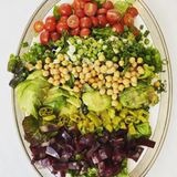 Gwyneth Paltrow setzt diesen Salat als Gegenmittel zu digitalem Informationsüberfluss ein. "Gegenmittel zu Zoom/Slack/Teams/Highfive-Zeit... den ganzen Kram klein schneiden und verdrücken. 10 Minuten schneiden und jede Menge Zeug aus dem Kühlschrank verbraucht", klärt sie auf Instagram auf.